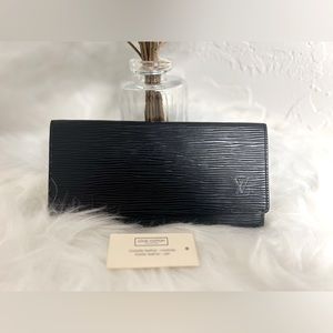 🔥Like New🔥Louis Vuitton Bifold Wallet in Epi Leather